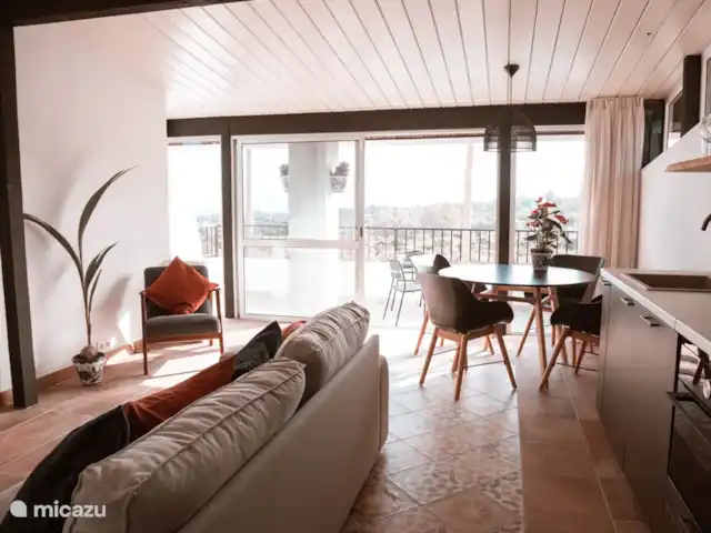 Woonkamer en balkon